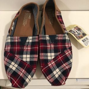 TOMS 9.5 women’s classics Red Checkered Plaid BNWT